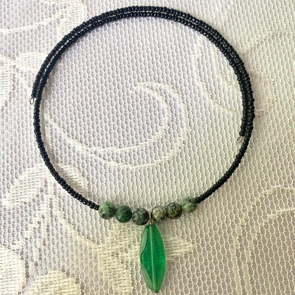 African Turquoise Green Beaded Memory Wire Choker Necklace - Picture 3 of 3